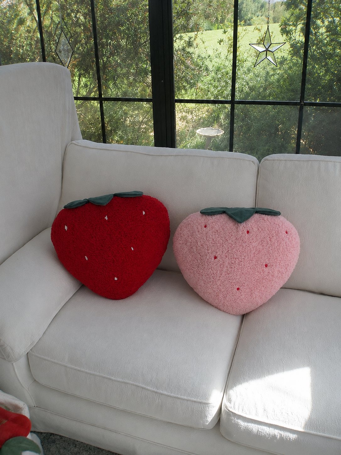 Almohadones Frutilla rojo y rosa en un sillón